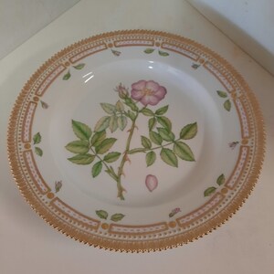 Royal Dance rose pattern plate