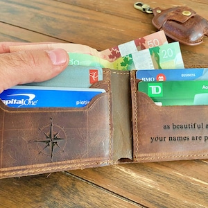 Billetera de cuero delgada personalizada para hombre. Billetera plegable personalizada con grabado desgastado. Regalo de aniversario para él, novio, papá, padre, novios.