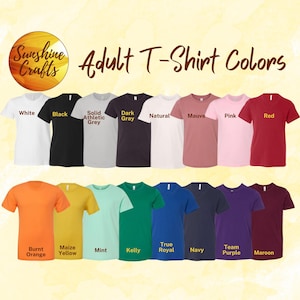 K&ouml;nnte beinhalten: Eine Farbkarte mit sechzehn kurz&auml;rmeligen T-Shirts in verschiedenen Farben, darunter Wei&szlig;, Schwarz, Grau, Natur, Mauve, Pink, Rot, gebranntes Orange, Maisgelb, Mint, Kellygr&uuml;n, K&ouml;nigsblau, Marineblau, Lila und Kastanienbraun mit Text.