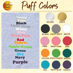 K&ouml;nnte beinhalten: Eine Farbkarte mit dem Titel Puff Colors, die eine Liste von Textoptionen in Silber, Gold, Schwarz, Hellgrau, Wei&szlig;, Pink, Dunkelpink, Rot, Gelb, Apfelgr&uuml;n, Gr&uuml;n, Himmelblau, Marineblau und Lila sowie kreisf&ouml;rmige Farbmuster zeigt.