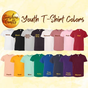 K&ouml;nnte beinhalten: Eine Farbkarte mit T-Shirts f&uuml;r Jugendliche in zwanzig Farbt&ouml;nen, darunter Wei&szlig;, Schwarz, Grau, Dunkelgrau, Natur, Mauve, Pink, Rot, Pfirsich, Gold, Mint, Kellygr&uuml;n, K&ouml;nigsblau, Marine, Lila und Kastanienbraun, mit dem Text Sunshine Crafts Youth T-Shirt Colors.