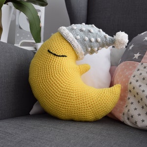 Moon with cap, as a pillow or music box - crochet pattern - German