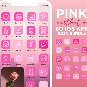 Puede incluir: Una pantalla de iPhone rosa con 60 iconos de aplicaciones rosas y blancas. Los iconos están dispuestos en una cuadrícula e incluyen aplicaciones como Reloj, Calendario, Fotos, Cámara, Mapas, Notas, Ajustes, Calculadora, Instagram, TikTok, Facebook, Twitter, Pinterest, Chase, Snapchat, Noticias, Instacart, Clima, y más. El texto "PINK aesthetic 60 IOS APP ICON BUNDLE" está en la parte superior de la pantalla.