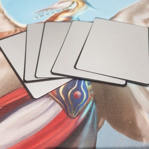 Transformez votre magic the gathering en un jeu amusant et stimulant avec de nouveaux scratchems MTG. 40 adhésifs de papier d’aluminium à gratter de vos cartes magiques