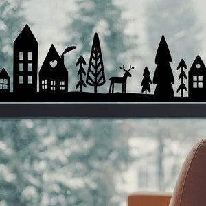 Hausreihe mit Bäumen und Hirsch, Winter, Weinachtsfenster