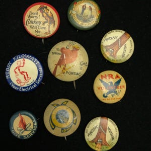 Puede incluir: Una colección de botones de solapa vintage con varios diseños y texto. Los botones presentan ilustraciones de un personaje de dibujos animados, un pájaro, un árbol y textos como "Don't Worry! Conkey Will Cure Me." y "NRA Volunteer U.S."