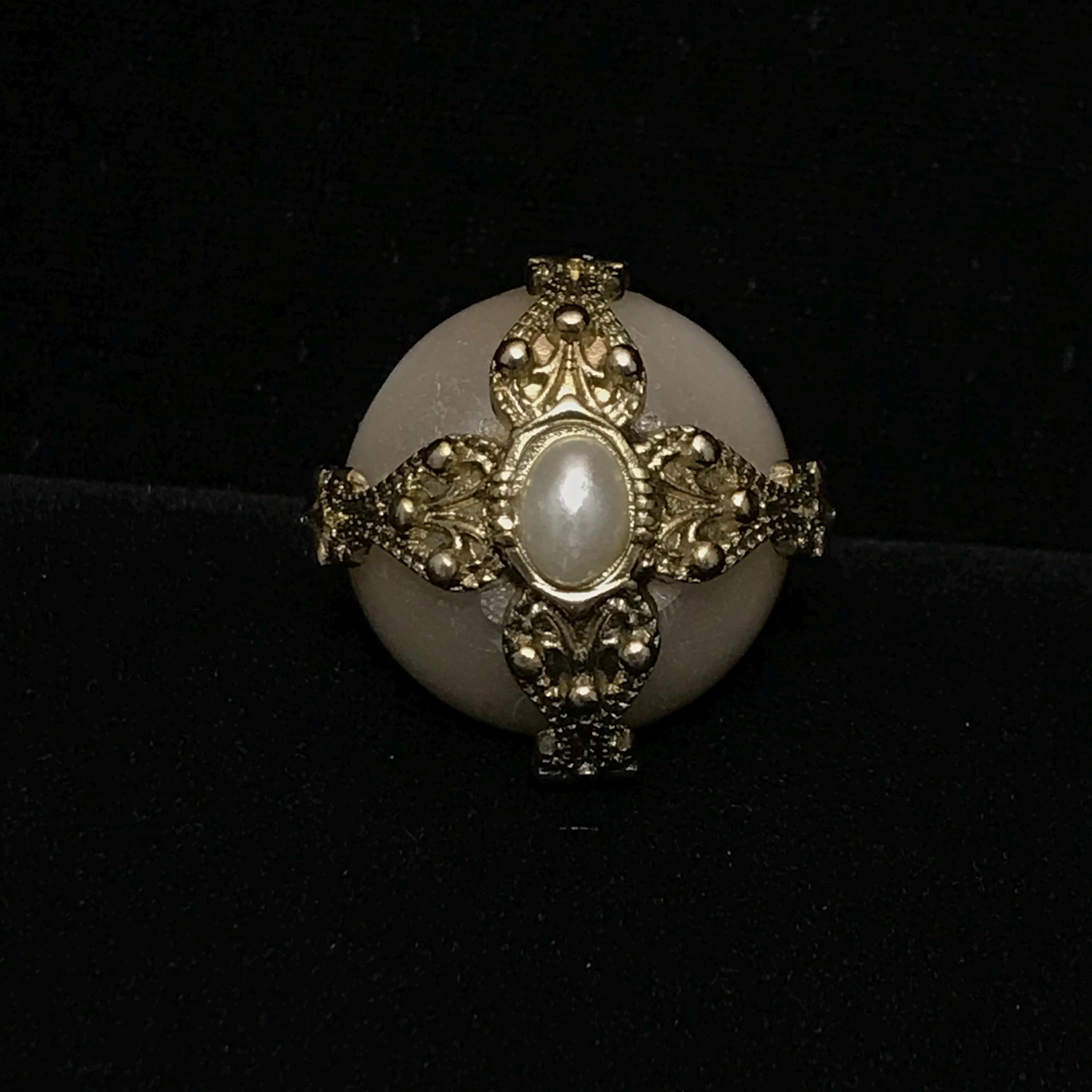 Bague Cocktail Serena Avec Cristaux Strass Et Perles Grises Faux - Taille 7 - Occasion Quelques Strass Manquants