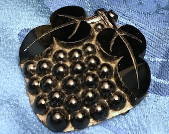 Broche de luto victoriana francesa de azabache, uvas de la fertilidad, c. 1870