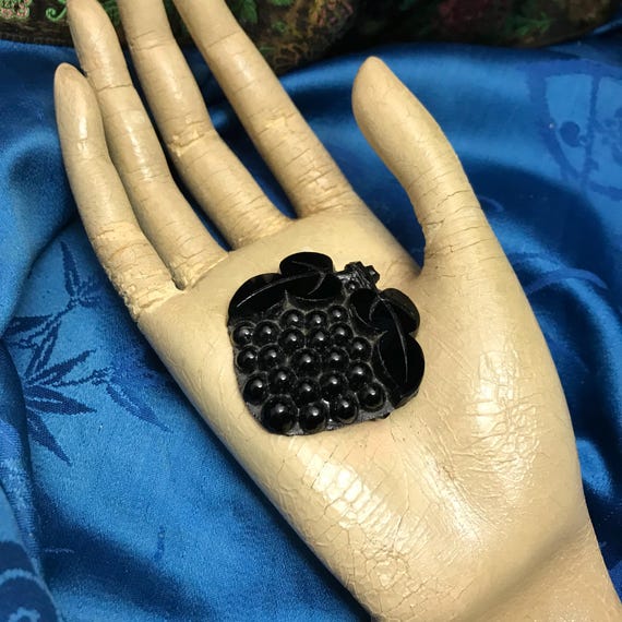 ヴィクトリア朝時代のフランスのジェット機の喪のブローチ、豊穣の
