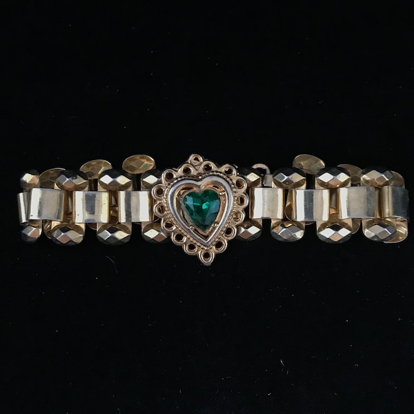 Vintage green cut glass heart & gold bracelet//green heart vintage bracelet//7.75"//c. 1950//gold plated book chain bracelet//gold heart