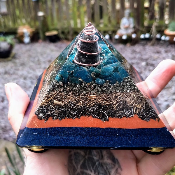 Pyramide d'orgone avec labradorite, apatite bleue, pyrite, anneau tenseur de coudée d'autonomisation et aimants en néodyme - Protection EMF - Thérapie magnétique