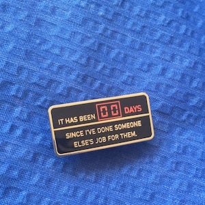 Zero Days Hard Enamel Anstecknadel // "Es ist 00 Tage her, dass ich für jemand anderes gearbeitet habe."