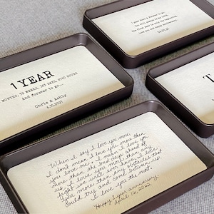Regalo di anniversario di carta per lui e per lei, vassoio raccogli-oggetti personalizzato per il primo anniversario con voti nuziali, testi di canzoni, iniziali, scrittura a mano.