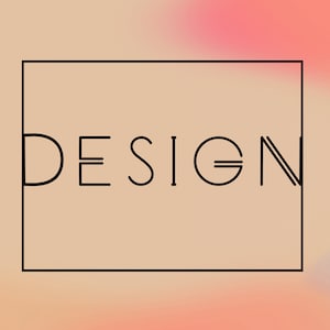 Op de afbeelding: Een eenvoudige ontwerpgrafiek met het woord "DESIGN" in een zwart sans-serif lettertype op een lichtbruine achtergrond.