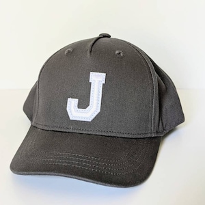 Gorra de béisbol con letras iniciales personalizadas para niños pequeños y jóvenes, color gris carbón y negro