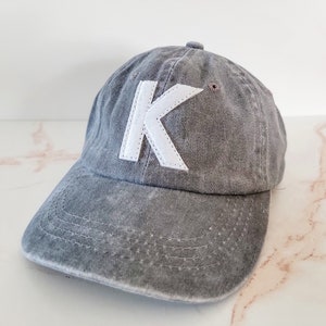 Gorra de béisbol personalizada para niños, color gris lavado, regalo de cumpleaños para niños y jóvenes, letra inicial