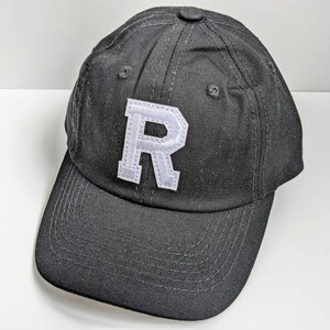 Gorra de béisbol con inicial de letra personalizada para bebés y niños de color negro