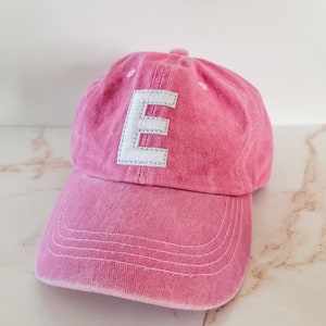 ウォッシュ加工のピンクのキッズ用カスタム野球帽キャップ。子供用、若者向け、誕生日プレゼントのイニシャル文字入り。