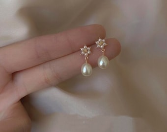 Pearl Flower Clip-On Earrings- Invisible Clip On Earrings- Bridal Clip On Earrings- Clip Earrings- Non Pierced Ears- Non Pierced Earrings