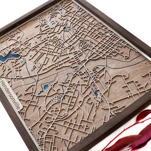 Mapa de madera de Hendersonville / Madera y epoxi