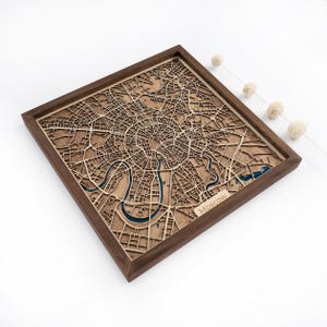 Carte en bois de Moscou |  Cadeau personnalisé unique pour pendaison de crémaillère 5e anniversaire de mariage | Bois et résine époxy
