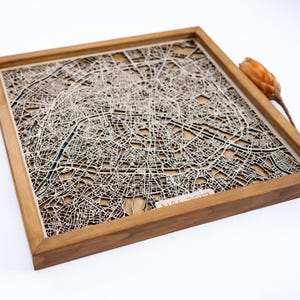 Plan de Paris en bois |  Cadeau personnalisé unique pour pendaison de crémaillère 5e anniversaire de mariage | Bois et résine époxy