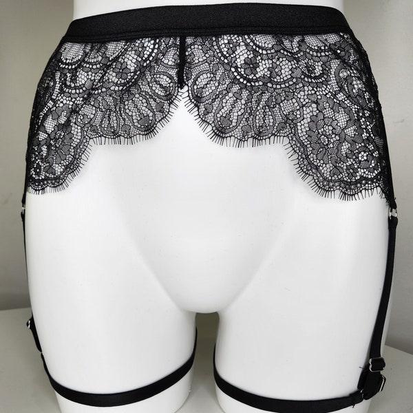 Porte-jarretelles attaché en dentelle noire pour homme. Sissy lingerie noire. Bretelles réglables.