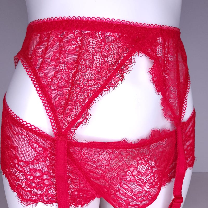 Scallop Stretch Lace Bra, Garter Belt & Thong Ruby Md