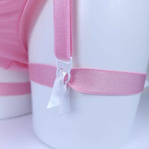 light pink garter belt Wie die Fantasie weibliche Selbstbefriedigung beflügelt main image 0