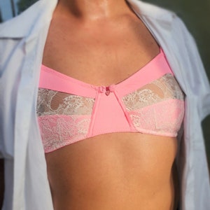 Sujetador mariquita rosa de copa AA para hombre. Sujetador ajustado para hombres de talla grande también.