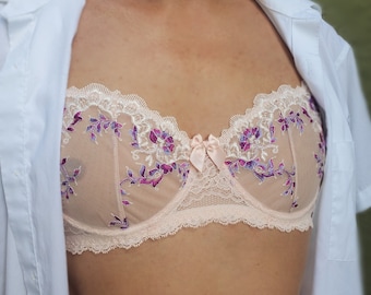 Ensemble de lingerie M2F Crossdressers. Soutien-gorge balconnet en résille sissy bonnet AA pour homme. Couleur abricot chaude avec du rose et du violet.