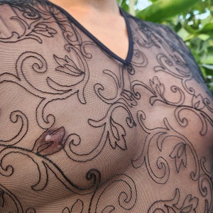 Indumenti da notte trasparenti per uomo. Camicia da uomo per feste e relax in rete nera.