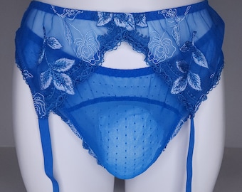 Porte-jarretelles bleu Sissy en filet transparent. Lingerie de poule mouillée pour hommes. Lingerie assortie pour crossdresser.