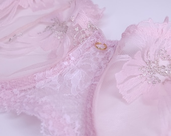 Delicado sujetador de encaje rosa para travestis de lujo. Lencería tipo balconette con copa AA. Sujetador de lujo con aros, suave y sedoso.