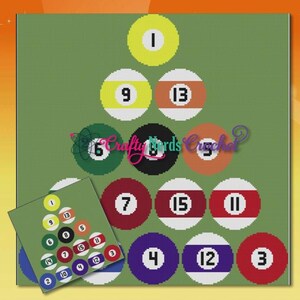 Op de afbeelding: Een gepixeld beeld van een biljartbalopstelling op een groene achtergrond, met een referentiekaart linksonder. De ballen zijn genummerd van 1 tot 15, in verschillende kleuren. De achtergrond is groen.