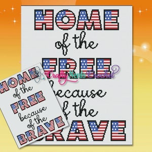 Op de afbeelding: Een patriottisch ontwerp met de tekst "HOME of the FREE because of the BRAVE" in een pixelachtige stijl, waarbij de Amerikaanse vlag in de letters is verwerkt. Er is ook een kleinere versie van het ontwerp aanwezig.