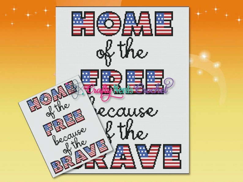 Op de afbeelding: Een patriottisch ontwerp met de tekst "HOME of the FREE because of the BRAVE" in een pixelachtige stijl, waarbij de Amerikaanse vlag in de letters is verwerkt. Er is ook een kleinere versie van het ontwerp aanwezig.