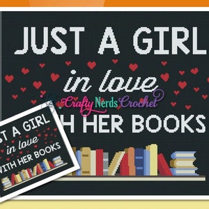 Puede incluir: Patrón de punto de cruz en blanco y negro con el texto "Just a girl in love with her books" y una fila de libros coloridos en un estante.