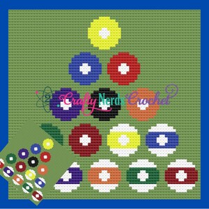 Op de afbeelding: Een pixelpatroon van biljartballen in kruissteek. De ballen zijn in een driehoek gerangschikt op een groene achtergrond, met een kleinere steekproef van de ballen in de linkerbenedenhoek. De tekst "Crafty Nerds Crochet" is zichtbaar.