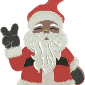 Pode incluir: Um Papai Noel vermelho e branco com barba preta e botas pretas está fazendo o sinal da paz. Ele está vestindo um terno vermelho com uma borda branca e um cinto preto.