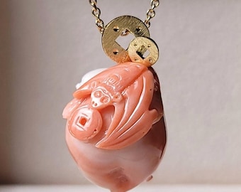 Ciondolo a forma di pipistrello in corallo Momo, portafortuna e prosperità - Oro giallo 18 carati, corallo Momo naturale, ciondolo fatto a mano in oro, gioielli di design