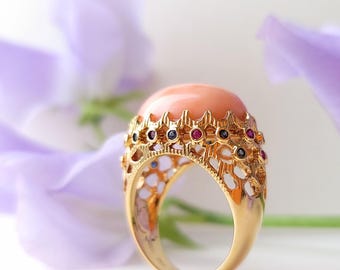 Celestial Garden: statementring roze koraal en saffier, 18 kt massief geelgoud, designersieraden