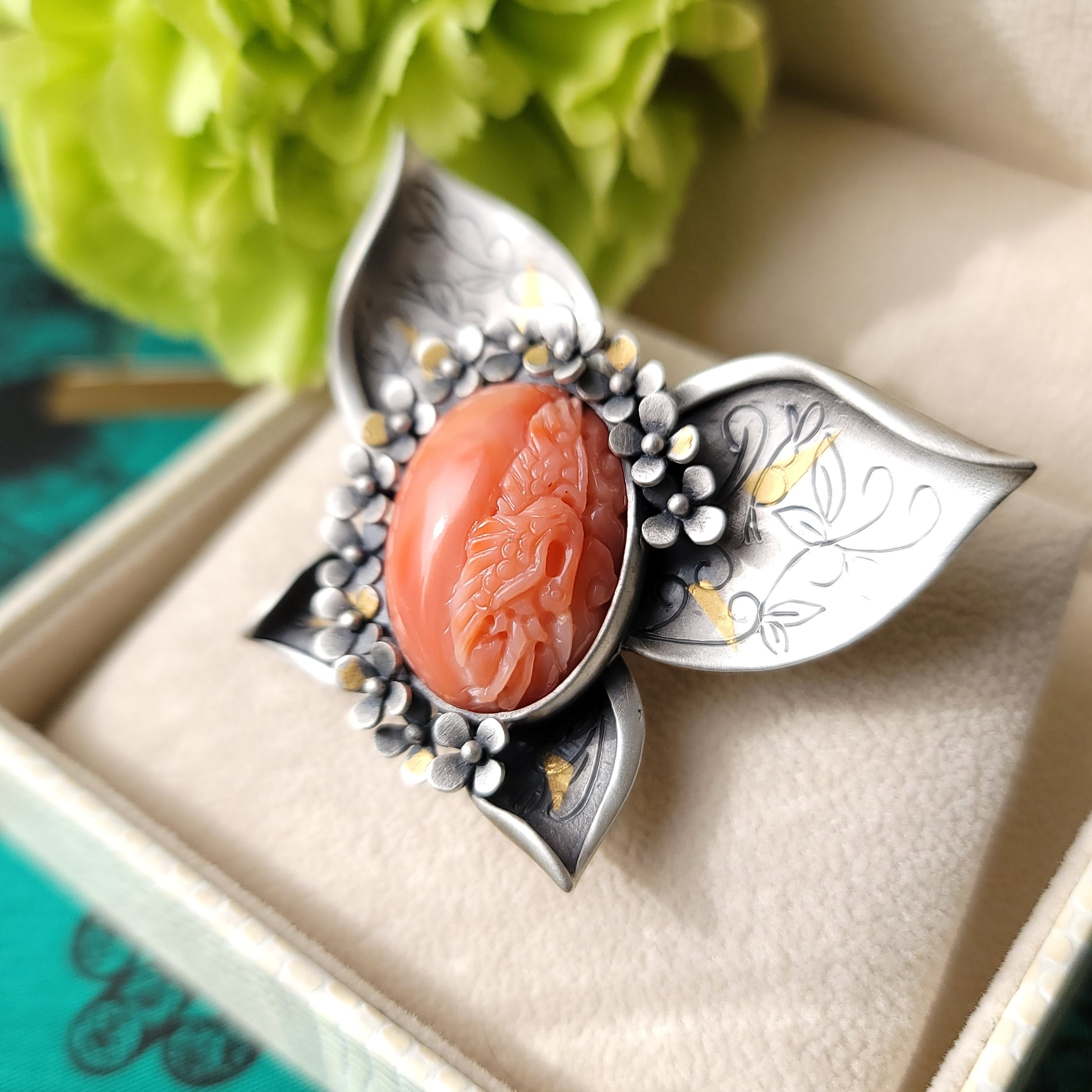 Lote 2424: Broche Con Motivo Floral Realizado En Coral Rosa