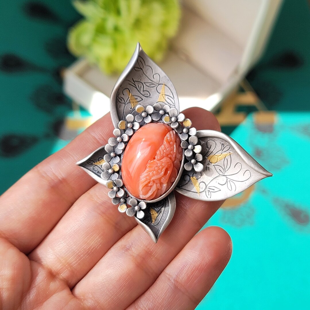 Lote 2424: Broche Con Motivo Floral Realizado En Coral Rosa
