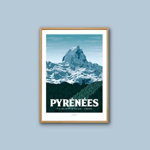 Peut inclure: Affiche de voyage de style vintage représentant un sommet de montagne enneigé avec le texte "PYRENEES PIC DU MIDI D'OSS AU - 2884M"