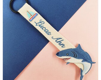 Etiqueta con nombre bordada con forma de tiburón