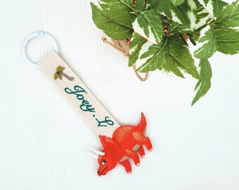 Etiqueta de nombre de bordado Triceratops