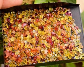 25-karaats zeldzame geeloranje saffier onbewerkt 3-5 MM 5 g | Partij van 75-85 stuks | Natuurlijke ruwe edelstenen van hoge kwaliteit | Ruwe kristallen, edelsteen