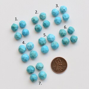 Puede incluir: Un conjunto de cuentas facetadas de piedra turquesa, cada una con una forma &uacute;nica y diferentes tonos de azul-verdoso. Se incluye una moneda para referencia de tama&ntilde;o. Las cuentas est&aacute;n numeradas del 1 al 7.
