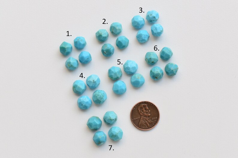 Puede incluir: Un conjunto de cuentas facetadas de piedra turquesa, cada una con una forma &uacute;nica y diferentes tonos de azul-verdoso. Se incluye una moneda para referencia de tama&ntilde;o. Las cuentas est&aacute;n numeradas del 1 al 7.